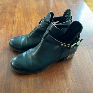 Zu Leather Buckle Ankle Boot